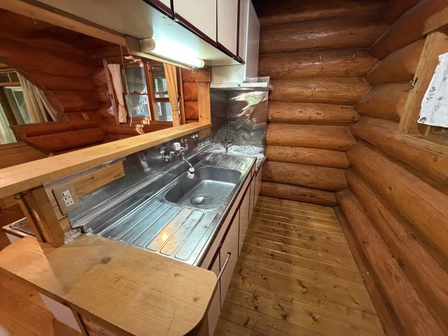 【北杜市小淵沢町上笹尾】重厚感あるログハウスのキッチン