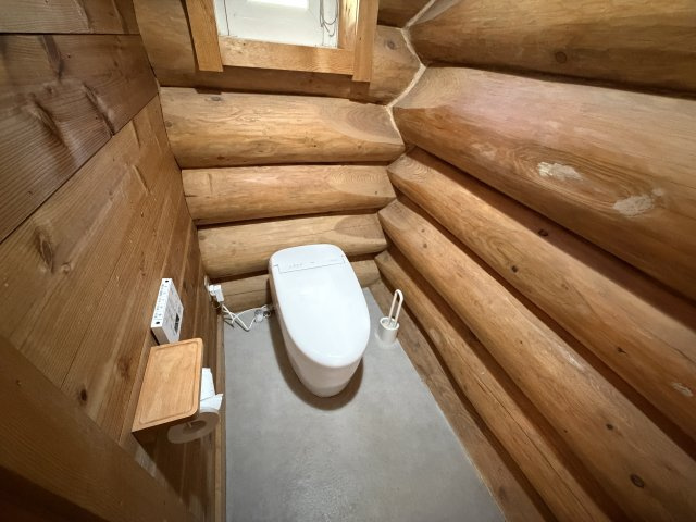 【北杜市小淵沢町上笹尾】重厚感あるログハウスのトイレ