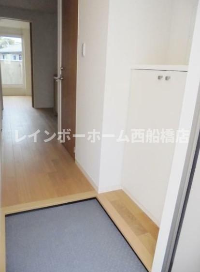 市川市中山３丁目のアパートの玄関