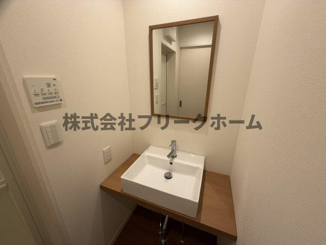 小金井市緑町５丁目のアパートの独立洗面台