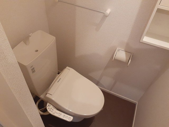 落ち着いた色調のトイレです