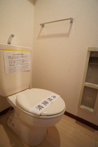 カノンコートのトイレ|※同建物・反転タイプの間取です。