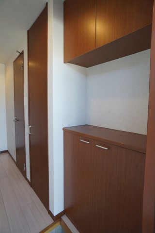 カノンコートの玄関|※同建物・反転タイプの間取です。