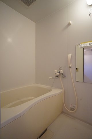 カノンコートの浴室|※同建物・反転タイプの間取です。