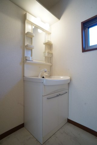 カノンコートの洗面所|※同建物・反転タイプの間取です。