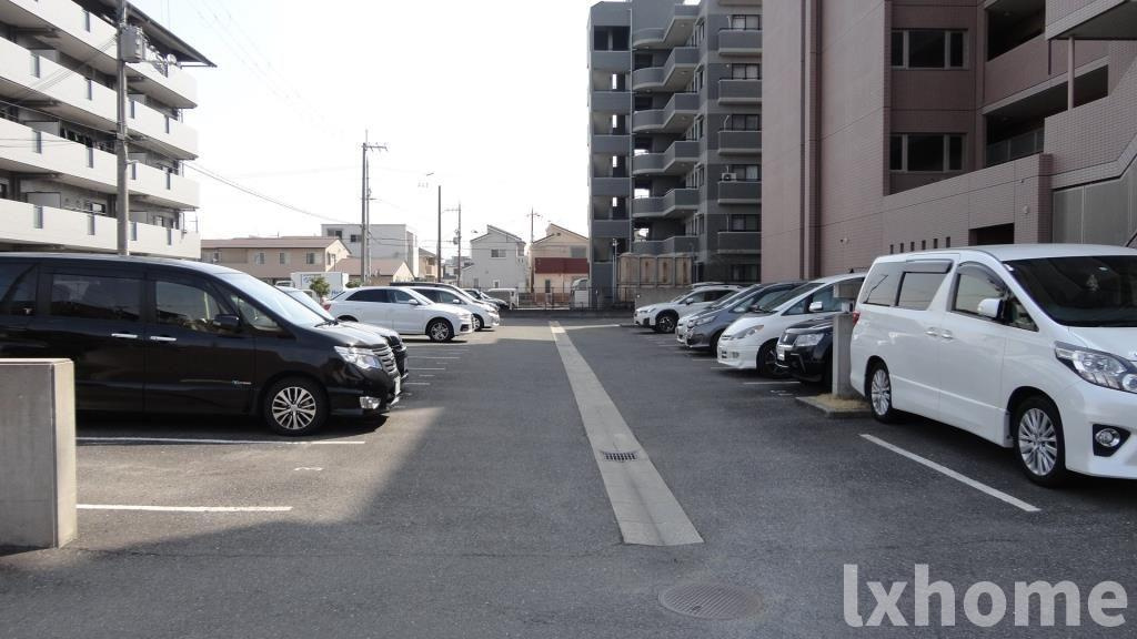 ロイヤルアネックスの駐車場|駐車場に車を止められます