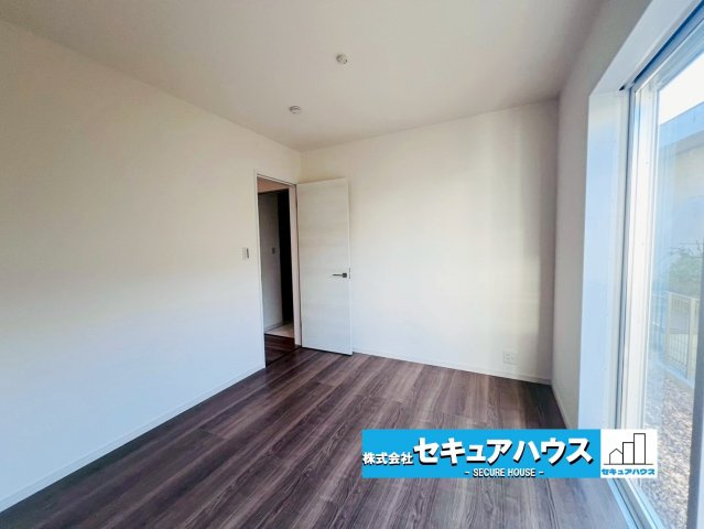 【未完成物件　同施工物件ご案内可能】知多市にしの台 全5棟 　の洋室|【洋室イメージ】広々とした居住空間は日々の暮らしを彩り、心のやすらぎと満足感を与えてくれます。通風と採光を考慮した設計は子供たちはのびのび育ち、家族でくつろぎと団らんを生み出します。