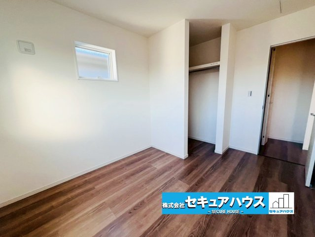 【未完成物件　同施工物件ご案内可能】知多市にしの台 全5棟 　の洋室|【洋室イメージ】ウォークインクローゼットのある住まいで収納上手な生活を実現！衣類だけでなく、箱物や思い出の品もたっぷり収納できますので、整理整頓もスムーズに。居室空間をより広々と使えます！