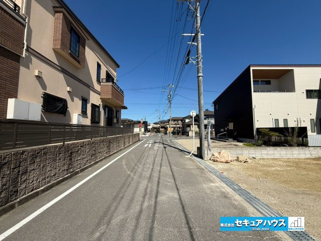 【未完成物件　同施工物件ご案内可能】知多市にしの台 全5棟 　の前面道路含む現地写真|前面道路は閑静な住宅地をはしる車通りの少ない道路。お車の出し入れが苦手なママや小さなお子様にも安心ですね。しっかり舗装もされているので、ベビーカーや自転車で通っても快適に通行できます。