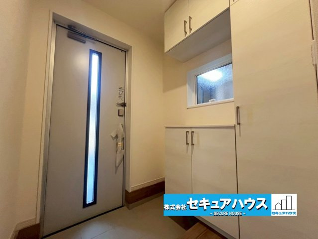 【未完成物件　同施工物件ご案内可能】知多市にしの台 全5棟 　の玄関|【玄関イメージ】
◆光が差し込み明るいです。気分も晴れやかになりますね。
◆玄関には、収納力のあるシューズボックスがございます。玄関まわりがすっきり片付きます。　