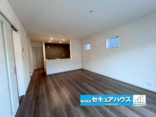 【未完成物件　同施工物件ご案内可能】知多市にしの台 全5棟 　の居間・リビング|【LDKイメージ】
◆家族揃ってリビングで過ごすお休みの日が、楽しみになる場所となることでしょう。
対面式のオープンキッチンは、家事をしながら家族の様子が一目でわかる安心＆便利設備♪