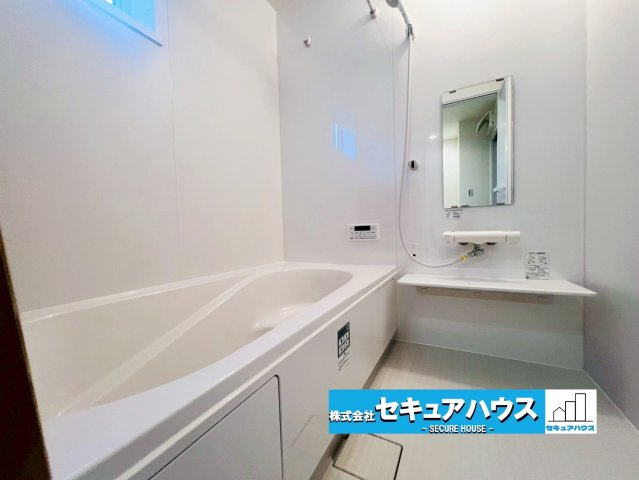 【未完成物件　同施工物件ご案内可能】知多市にしの台 全5棟 　の浴室|【浴室イメージ】
◆アクセントパネルで落ち着きのある雰囲気を演出します。毎日の疲れを癒せます。
窓付きで、カビの繁殖を抑える効果があります。また、空間を明るく広く見せる効果もあります。