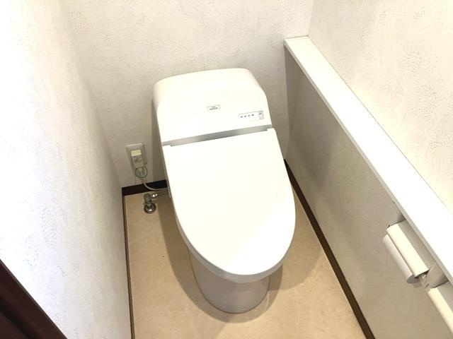 大久保町松陰戸建のトイレ