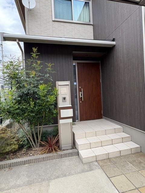 大久保町松陰戸建のエントランス