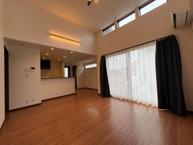大久保町松陰戸建の居間・リビング