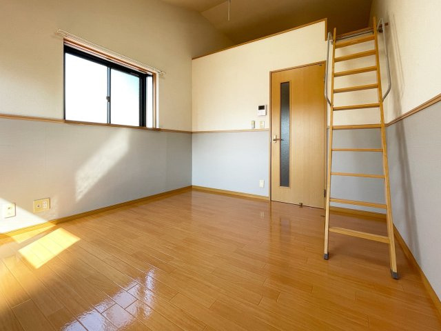【居間・リビング】 | ピュア高宮弐番館 | 明るい雰囲気のお部屋です。