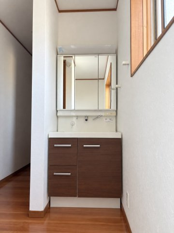 中古戸建の独立洗面台|2階洗面所
※生成AIによる加工画像です。家具・家電等を除去し、退去後のイメージを再現しています。実際の現況とは異なる場合があります。