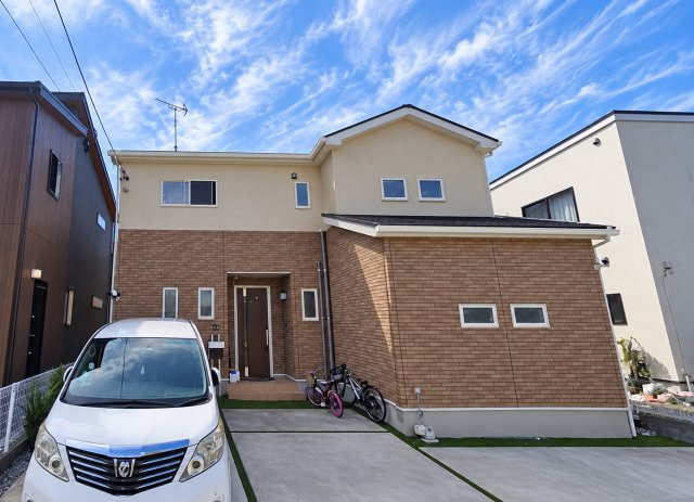 中古戸建の前面道路含む現地写真