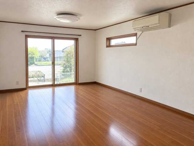 中古戸建の居間・リビング|※生成AIによる加工画像です。家具・家電等を除去し、退去後のイメージを再現しています。実際の現況とは異なる場合があります。