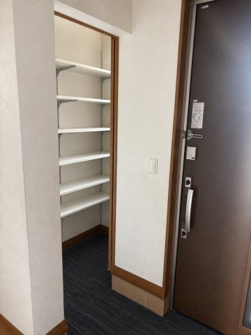 中古戸建の玄関|※生成AIによる加工画像です。家具・家電等を除去し、退去後のイメージを再現しています。実際の現況とは異なる場合があります。