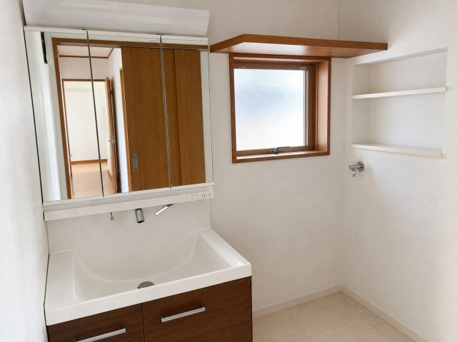 中古戸建の独立洗面台|※生成AIによる加工画像です。家具・家電等を除去し、退去後のイメージを再現しています。実際の現況とは異なる場合があります。