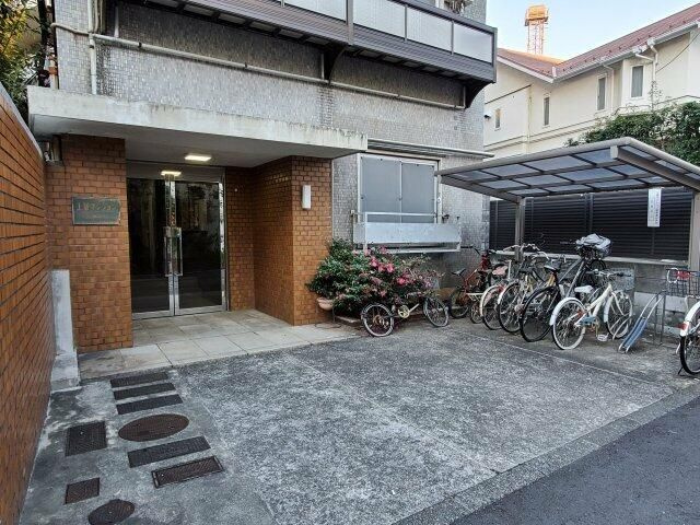 上智マンションのエントランス