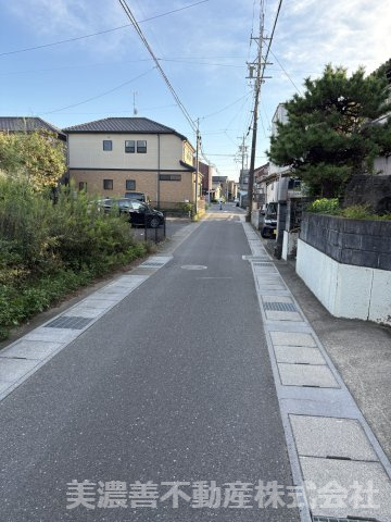 ６７５３６　岐阜市鷺山土地の前面道路含む現地写真