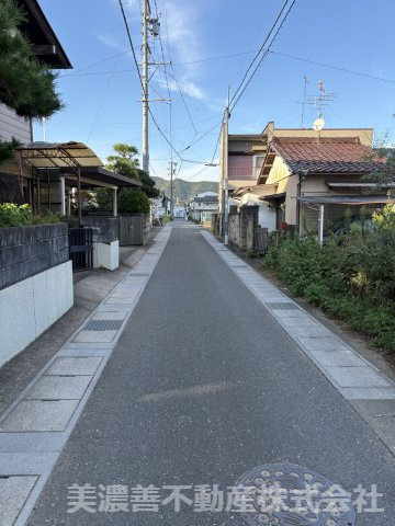 ６７５３６　岐阜市鷺山土地の前面道路含む現地写真