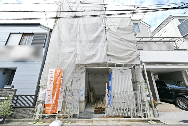ハートフルタウン南ひばりガ丘3丁目新築一戸建て│3LDK+駐車1台可の外観|現在順調に建築中です。採光が確保しやすく明るく開放感が魅力の2階LDKや、多目的に使えるフリースペース、全居室収納や床下収納を備え収納も充実した新築戸建です。