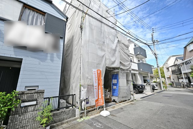 ハートフルタウン南ひばりガ丘3丁目新築一戸建て│3LDK+駐車1台可の外観|雨の日も快適なビルトイン車庫付きです。スーパーも徒歩10分圏内で暮らしやすい環境です。