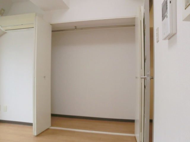 シティハイツ新小岩の収納|たっぷり収納できるクローゼット完備です♪