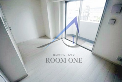 ライジングプレイス綾瀬三番館の居間・リビング|洋室のお部屋です。