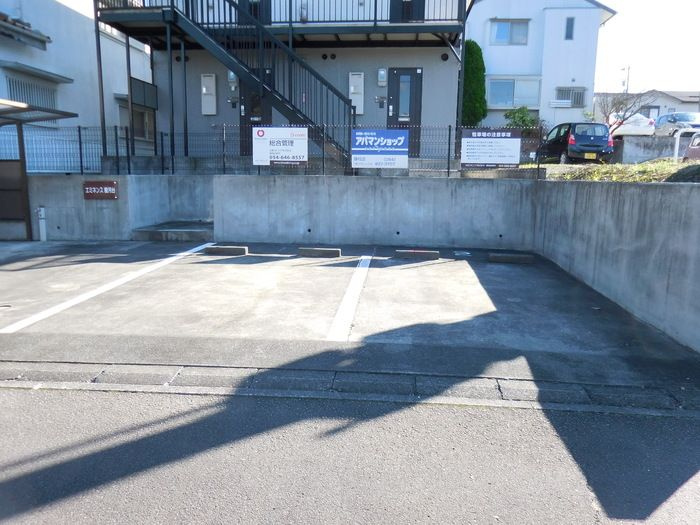 エミネンス駿河台の駐車場