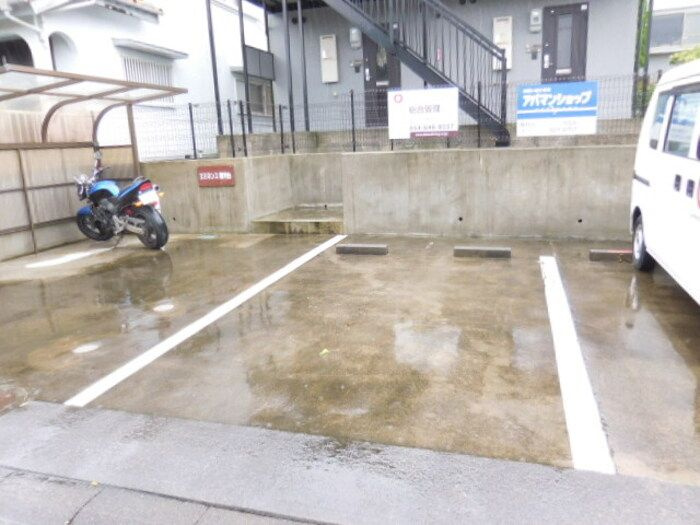 エミネンス駿河台の駐車場