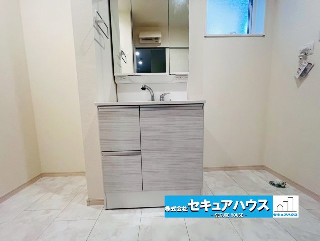【未完成物件　同施工物件ご案内可能】知多市にしの台 全5棟　の洗面所|【洗面イメージ】良く通勤通学に向かえそうですね！鏡の裏にはたっぷりと収納スペースを標準装備！
◆電源を付属しているのでドライヤーなど利用できます。

