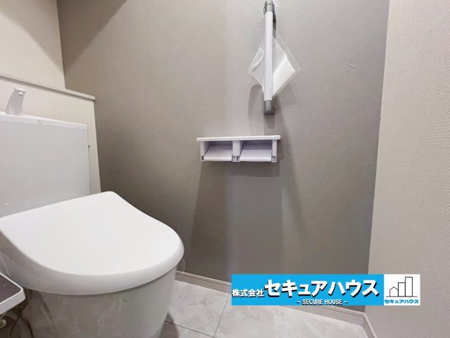 【未完成物件　同施工物件ご案内可能】知多市にしの台 全5棟　のトイレ|【高機能トイレイメージ】
◆高機能トイレの多くは便器のフタの開閉が自動であり、使用後に手動で水を流す面倒もなく非常に便利です。スタイリッシュな見た目で、お掃除しやすく、節水効果が高いです。