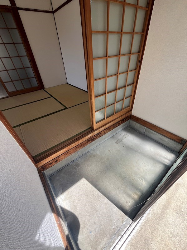前之野町貸家の玄関