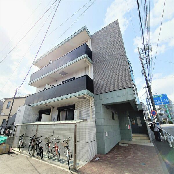 メゾンドゥファミーユ大倉山のエントランス