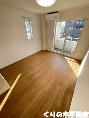 【居間・リビング】 | アラチェル | 同タイプのお部屋です（現況を優先します）※中部屋のため、側面窓はありません