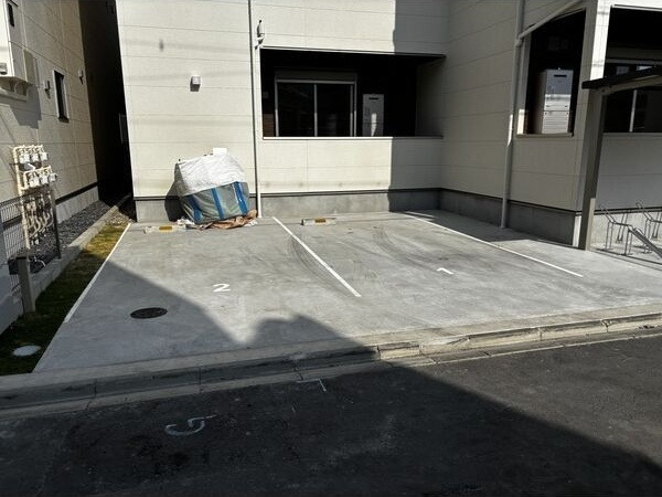 ジーメゾン名古屋中川グレイスの駐車場