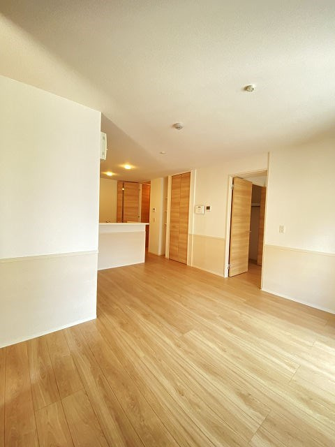 尼崎市三反田町３丁目のアパートの居間・リビング|こちらの居間で趣味の時間をお楽しみください