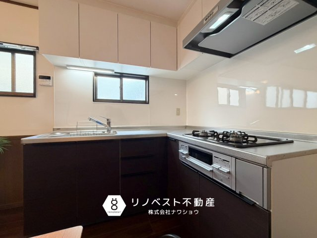 東大阪市吉松2丁目のキッチン|作業効率が上がるL字型キッチン。
ダイニングまでの導線が短く配膳がスムーズです！