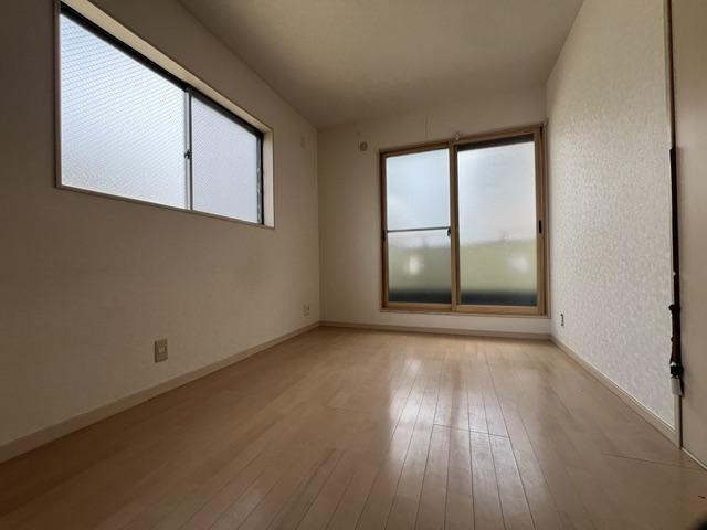 江端町　中古一戸建ての居間・リビング|LDK10.5帖
■物件内覧・資金計画相談・住宅ローン相談、リフォーム相談、お問合せ受付中■
※当日・翌日のご内覧、ご相談はお電話でのお問合せがスムーズです！