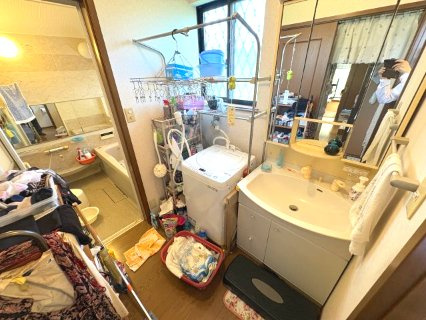 東松山市大字松山　中古戸建の洗面所|1階洗面室（DK側）