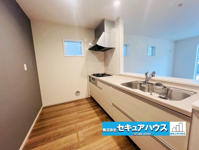 【未完成物件　同施工物件ご案内可能】知多市にしの台 全5棟　のキッチン|【キッチンイメージ】
同時にたくさんの料理が調理できる。「焼く・蒸す・煮る」の工程を同時進行で進めることができるので、料理を素早く作ることができます。育児でバタバタ忙しいママに嬉しい♪