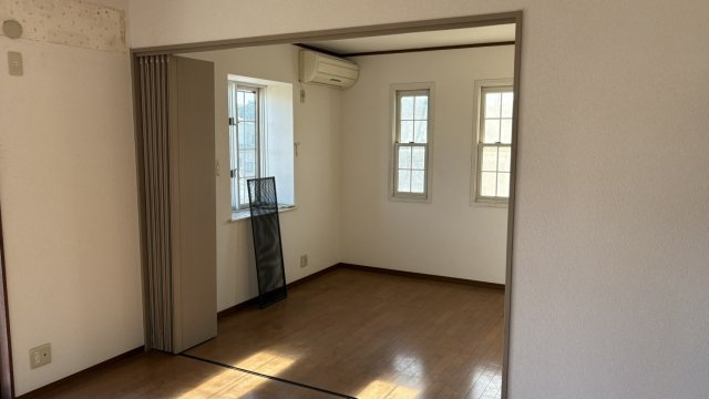 中古一戸建て　所沢市北岩岡の洋室|間仕切りがあり２部屋に分割可能