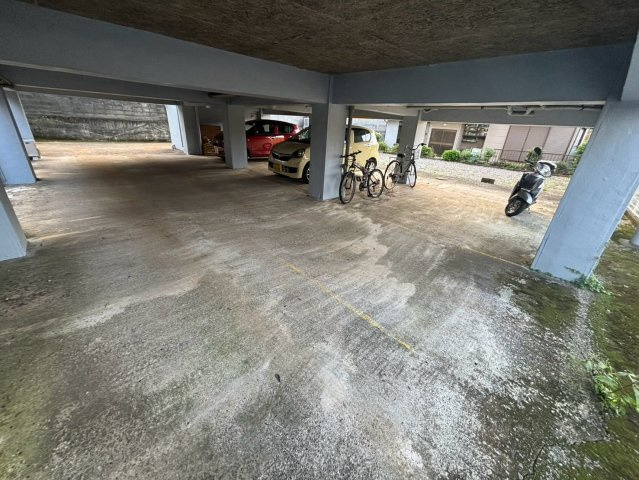 静岡県伊東市芝町　一棟マンションの駐車場
