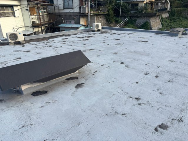 静岡県伊東市芝町　一棟マンションの駐車場