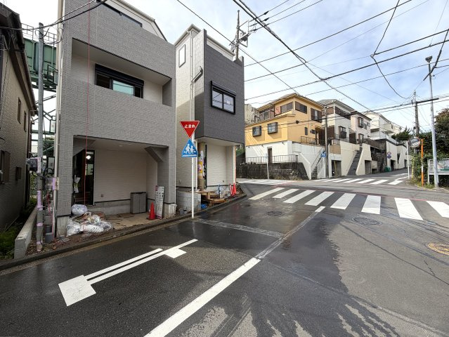 このご時世、この価格で新築が！？毎月の返済も抑え、確実にユトリをもたらす地に足の着いた生活をココで！特にマンションからのお住み替えの場合、管理費等の費用が圧縮できます！『旭区白根４丁目』新築戸建２棟の前面道路含む現地写真|前面道路含む現地写真です