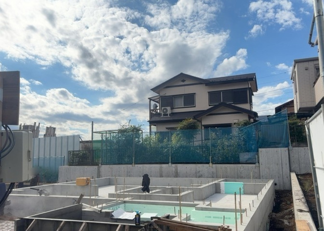 【バルコニー】 | 下九沢新築戸建 | バルコニーは、室外の専用スペースのうち、「屋根がなく開放された空間」であるものを指します。ベランダより広いタイプのものが多く、日当たりもよいため家庭菜園などを楽しみたい人にとって適した環境となります。